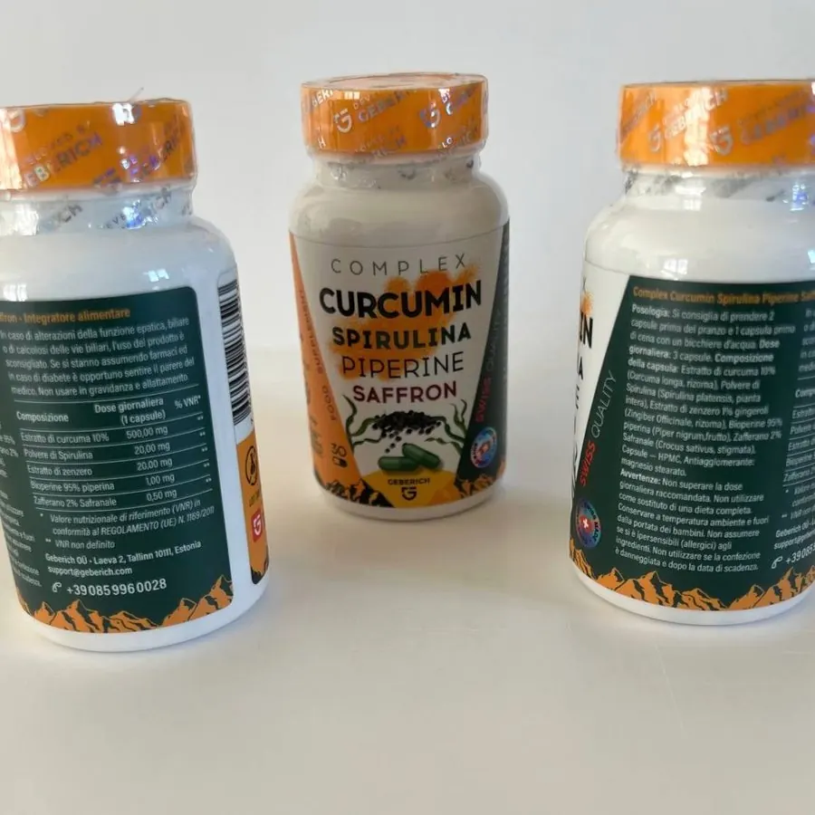Curcumin Spirulina Piperine Saffron — Bild